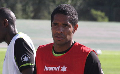 Angulo se está asentando en el lateral izquierdo 