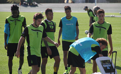 Campos Toro rodeado por juveniles y jugadores del filial (GRJ)