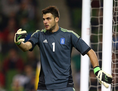 Karnezis ordena a su defensa en un encuentro con Grecia 