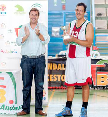 Entrega del trofeo que acredita al Coviran Granada como campeón (L. GÁMEZ)