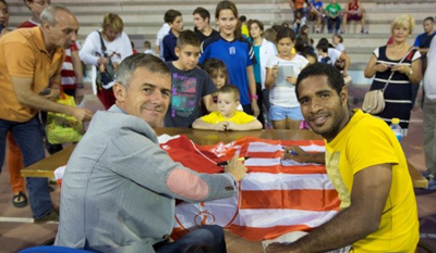 Alcaraz y Angulo durante la firma de autógrafos 