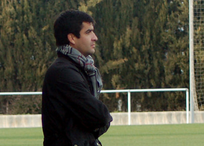 Torrecilla sigue un partido desde la banda (LÁZARO)