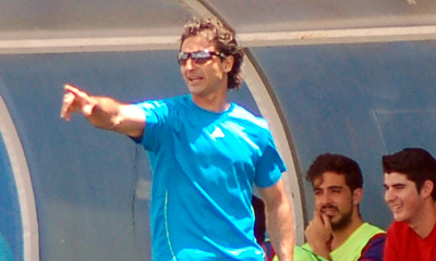 Dezotti dando instruscciones desde el banquillo (LÁZARO)