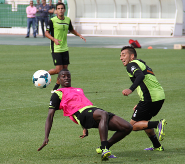 Pereira y Campos Toro pelean por el balón 