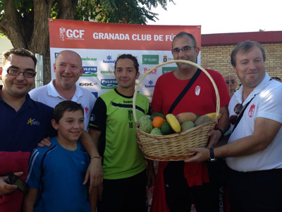 Iturra recibe la cesta de fruta obsequio de la Peña Mississippi 