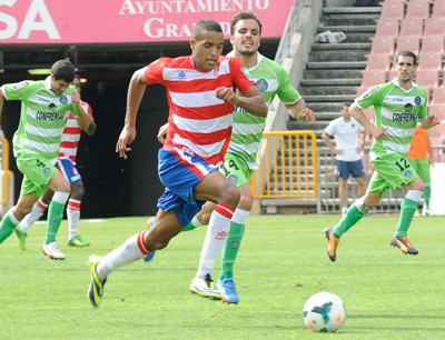 El Arabi, único goleador en Los Cármenes para el Granada (BALDOMERO)