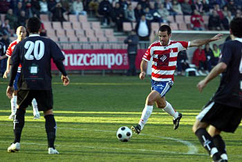 Jon Altuna en una acción del partido (GRANADACF.ES)
