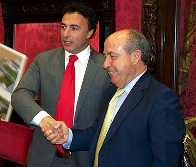 Pina y José Torres Hurtado han rubricado la cesión de los terrenos (GRJ)