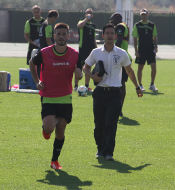 Rico se marcha apresurado hacia los vestuarios 