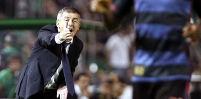 Lucas Alcaraz dando instrucciones durante el partido (DIARIOINFORMACION.COM)