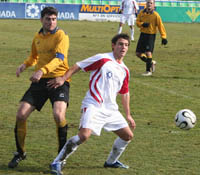 Rafa Balilla busca el balón ante un jugador almeriense (GUADIXCF.ES)
