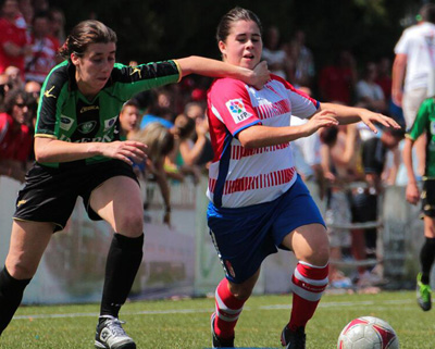 Lorena intenta zafarse de un rival (ROMERO)