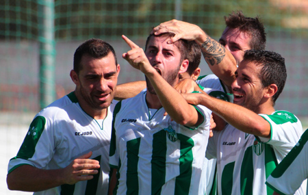 Los jugadores del Atarfe celebran el tanto de Gálvez (JOSÉ M. ROMERO)