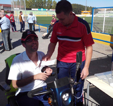 Jacob Puertas recibió el cheque de manos de Joaquín Onieva