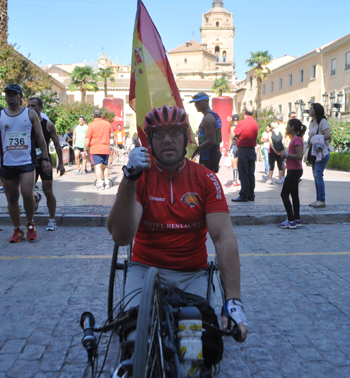 José Rojas junto a su bicicleta adaptada 