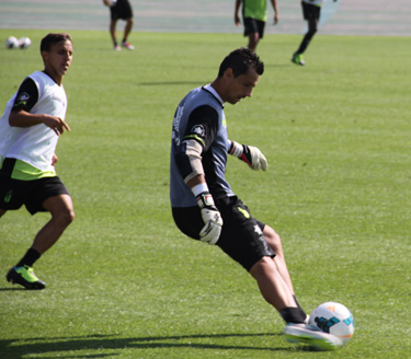 Roberto golpea el balón bajo la mirada de Buonanotte 