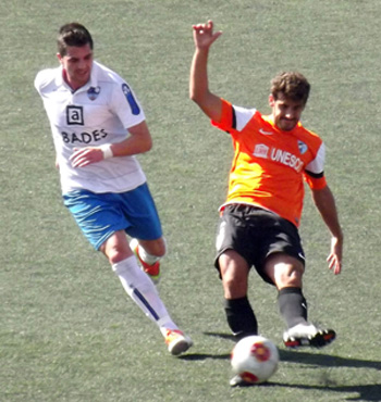 Álvaro Santos pelea por un balón 