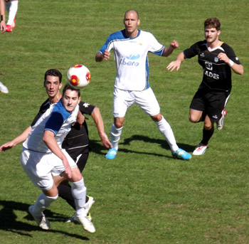 Garrido y un contrario persiguen el balón (CASTILLO)