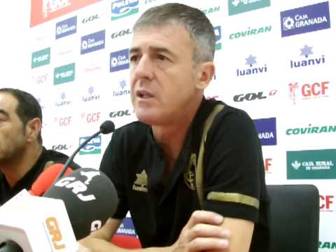 Lucas Alcaraz, entrenador del Granada CF, durante una rueda de prensa