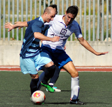 Seco, jugador del cuadro lojeño, pugna con un contrario (CASTILLO)