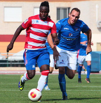 Fatau en una jugada perseguido por un jugador de La Roda (J. M. ROMERO) 