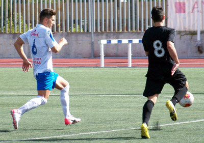Jonathan Rosales persigue a Toni en una acción del encuentro (MARCE CASTILLO)