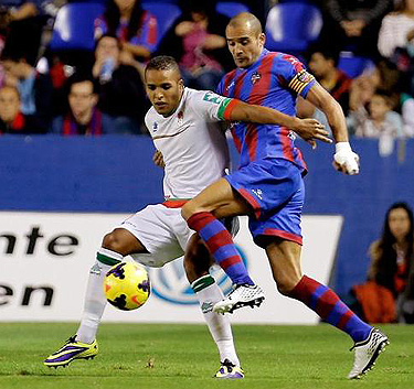 El Arabi en una acción del encuentro ante el Levante (TERRA.ES)