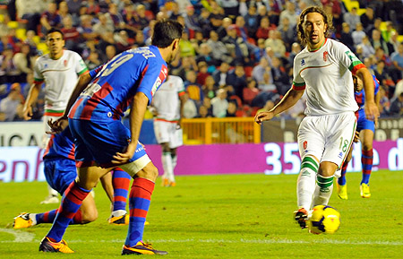 Iturra con el balón ante la presencia de un defensor granota (JOSÉ M. BALDOMERO)