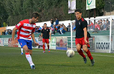 El Granada C.F. de `Rafilla` Morales no pudo con el `Recre`. (LÁZARO)
