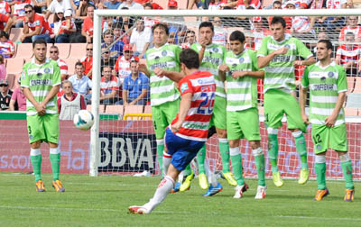 Piti se ejecuta una falta contra el Getafe (JOSÉ M. BALDOMERO)
