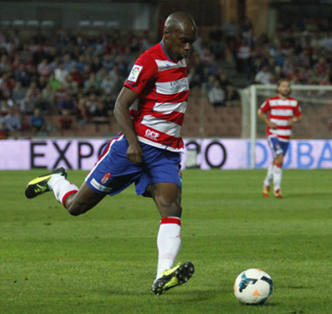 Nyom se dispone a centrar (BALDOMERO)