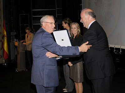 Miguel Encinas recibe la distinción de manos de Vicente Del Bosque 