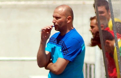 Thierry sigue desde la banda las evoluciones de su equipo (LÁZARO)