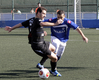 Cazorla, jugador del conjunto lojeño, pugna con Farid I (CASTILLO)