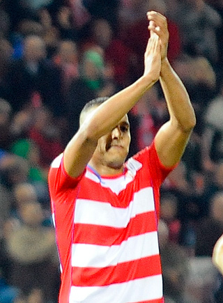 El Arabi celebra aplaude a la grada (JOSÉ M. BALDOMERO)