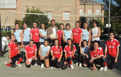 Granados junto a varias participantes en los juegos 
