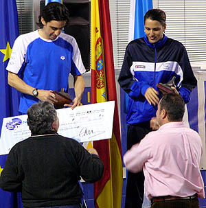 Estela Orozco, a la derecha, recogiendo el trofeo (GRJ)