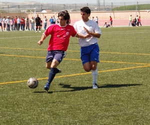 Un jugador del Cullar Vega despeja el balón (J.M. Baldomero)