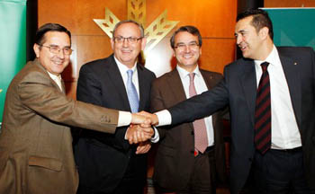 El presidente del CB Granada junto a los firmantes del acuerdo