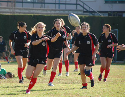 Pase por alto de Marta Arráez contra el Jaén Rugby (SARA ÁLVAREZ)