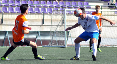 Nino golpea de cabeza en un encuentro de esta temporada (P. CASTILLO)