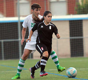 Lorena Barranco durante un amistoso con el Granada 
