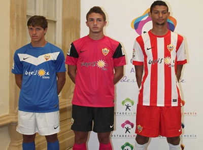 Marín, izquierda, durante la presentación de las equipaciones 