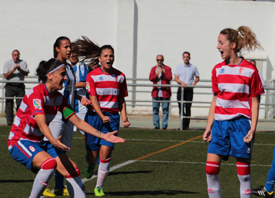 Las jugadoras celebran un gol 
