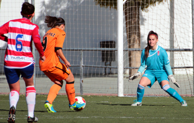 Andrea en una salida ante la presencia de una delantera valencianista (ROMERO) 
