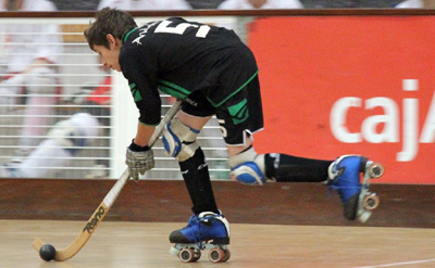 Ángel conduce la pelota 