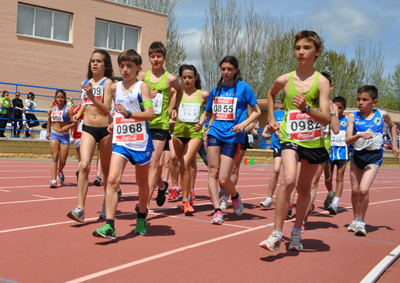 Los más jóvenes disfrutan del atletismo 
