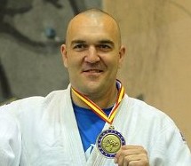 Juan Antonio Novi luciendo su medalla de campeón de la copa de Arcos