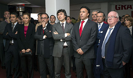 Gino Pozzo y Quique Pina, en el centro, en un momento de la proyección del video (GRJ)