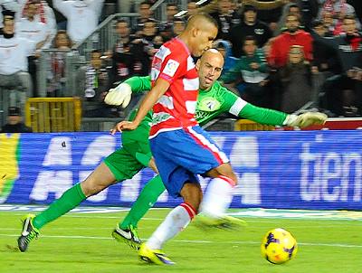El Arabi quiere mantener su olfato de gol en el Camp Nou. (BALDOMERO)